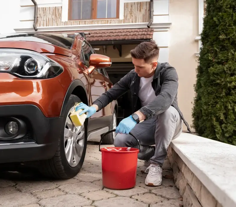 Lavage auto à domicile Saint-Aubin-des-Ormeaux : professionnel intervenant sur un véhicule